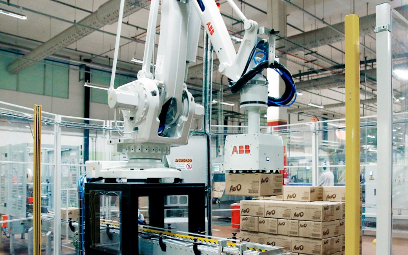 Palletizer robots help organize goods